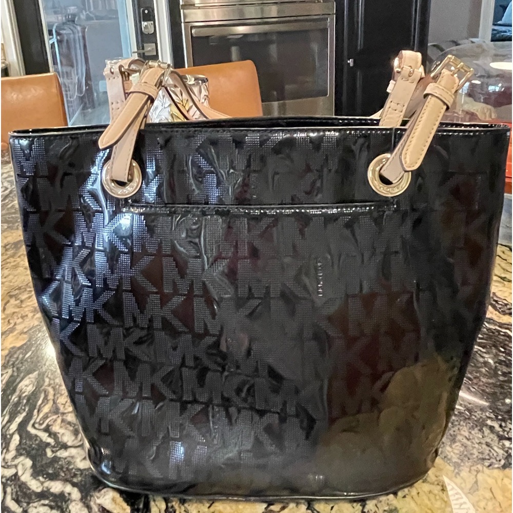 Michael Kors black purse 7 out of 10